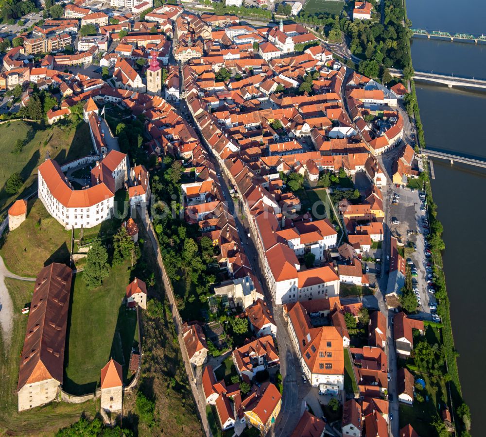 Ptuj aus der Vogelperspektive: Burganlage der Veste über der historischen Altstadt in Ptuj in Slowenien