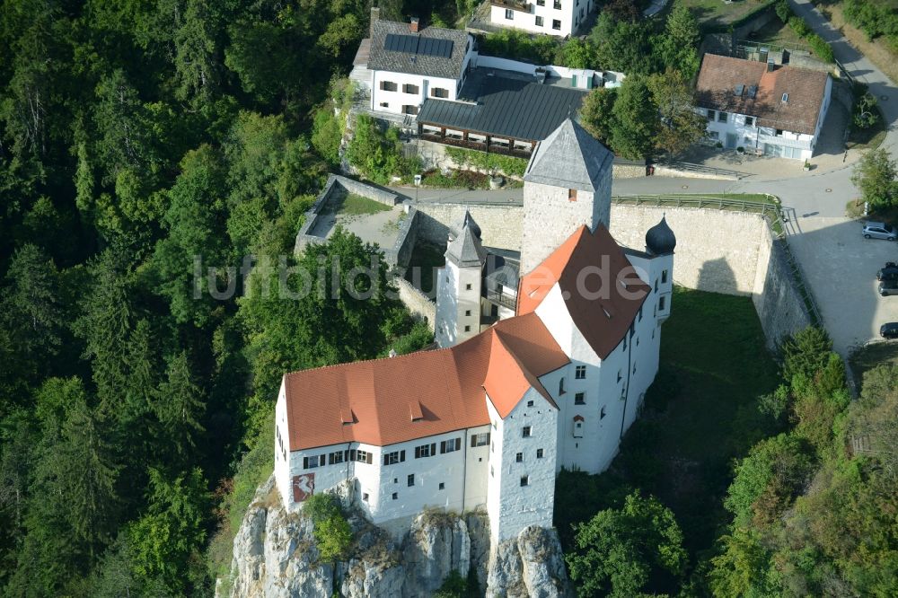 Riedenburg von oben - Burganlage der Veste Burg Prunn in Riedenburg im Bundesland Bayern
