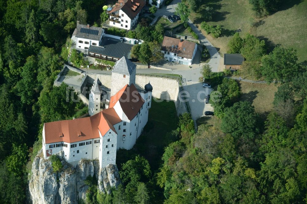Riedenburg aus der Vogelperspektive: Burganlage der Veste Burg Prunn in Riedenburg im Bundesland Bayern