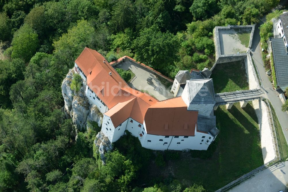 Luftaufnahme Riedenburg - Burganlage der Veste Burg Prunn in Riedenburg im Bundesland Bayern