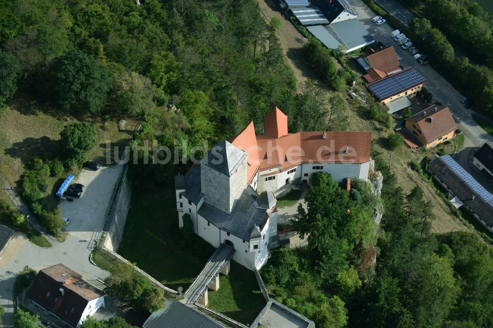 Riedenburg aus der Vogelperspektive: Burganlage der Veste Burg Prunn in Riedenburg im Bundesland Bayern
