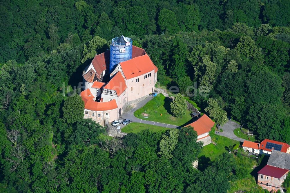 Schönfels von oben - Burganlage der Veste Burg Schönfels an der Burgstraße in Schönfels im Bundesland Sachsen