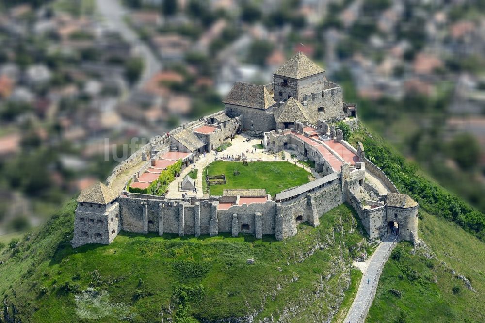 Sümeg von oben - Burganlage der Veste - Burg in Sümeg in Wesprim, Ungarn