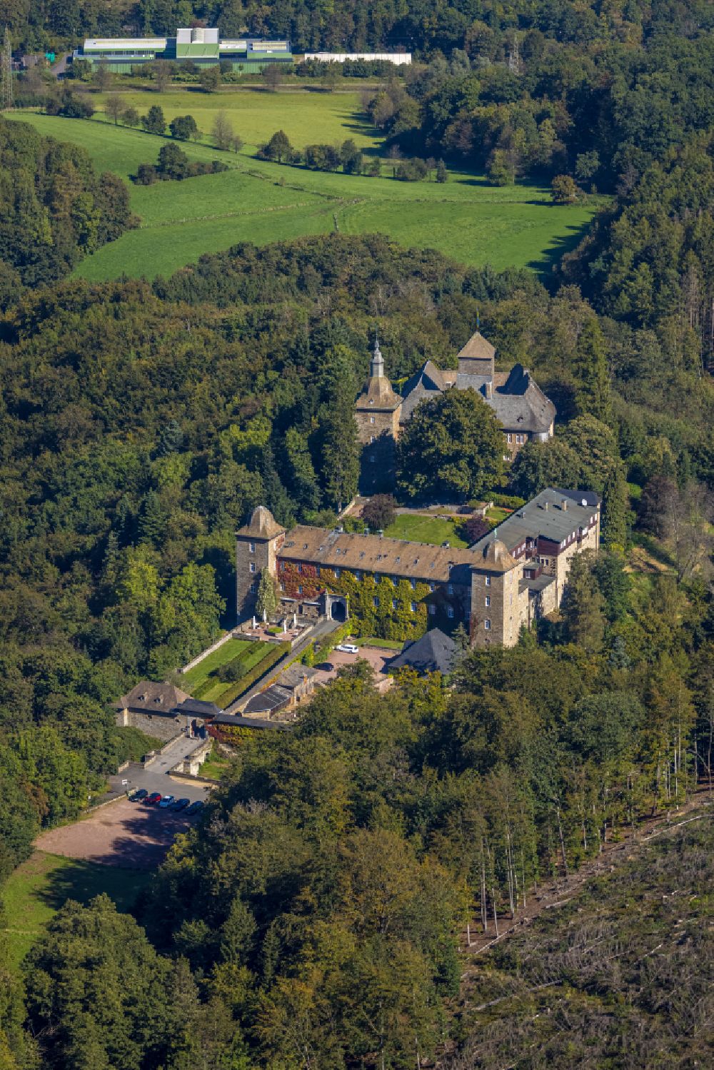 Luftbild Schnellenberg - Burganlage der Veste Burghotel Schnellenberg in Schnellenberg im Bundesland Nordrhein-Westfalen, Deutschland