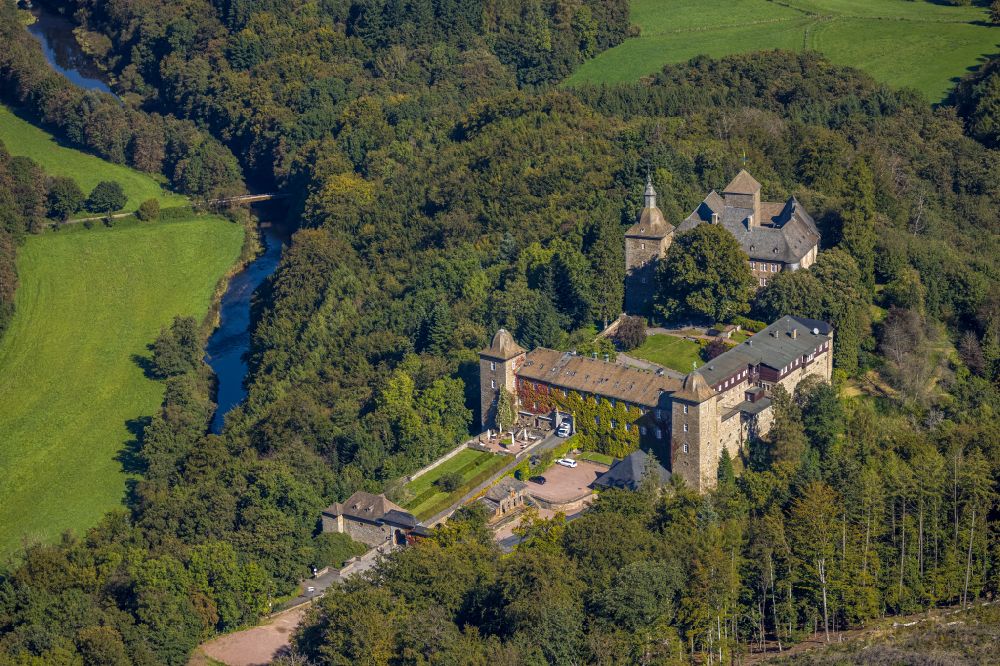 Luftaufnahme Schnellenberg - Burganlage der Veste Burghotel Schnellenberg in Schnellenberg im Bundesland Nordrhein-Westfalen, Deutschland