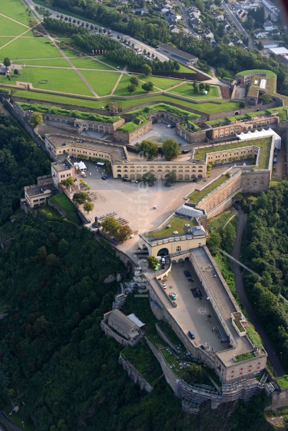 Koblenz von oben - Burganlage der Veste Festung Ehrenbreitstein in Koblenz im Bundesland Rheinland-Pfalz, Deutschland