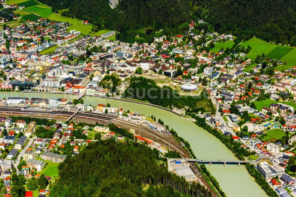 Kufstein aus der Vogelperspektive: Burganlage der Veste Festung Kufstein am Ufer der Inn in Kufstein in Tirol, Österreich