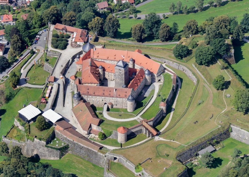 Kronach von oben - Burganlage der Veste Festung Rosenberg Kronach in Kronach im Bundesland Bayern, Deutschland
