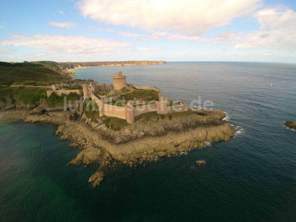 Plévenon aus der Vogelperspektive: Burganlage der Veste Fort la Latte an der Küste des Atlantischen Ozeans in Plévenon in Bretagne, Frankreich