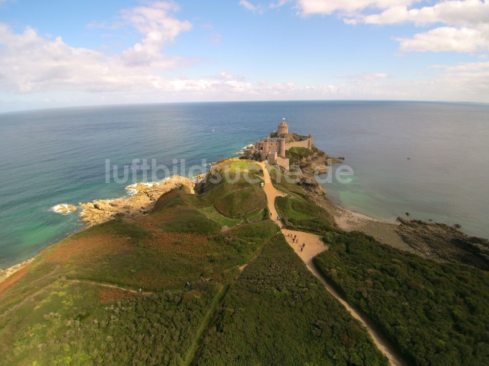 Luftbild Plévenon - Burganlage der Veste Fort la Latte an der Küste des Atlantischen Ozeans in Plévenon in Bretagne, Frankreich