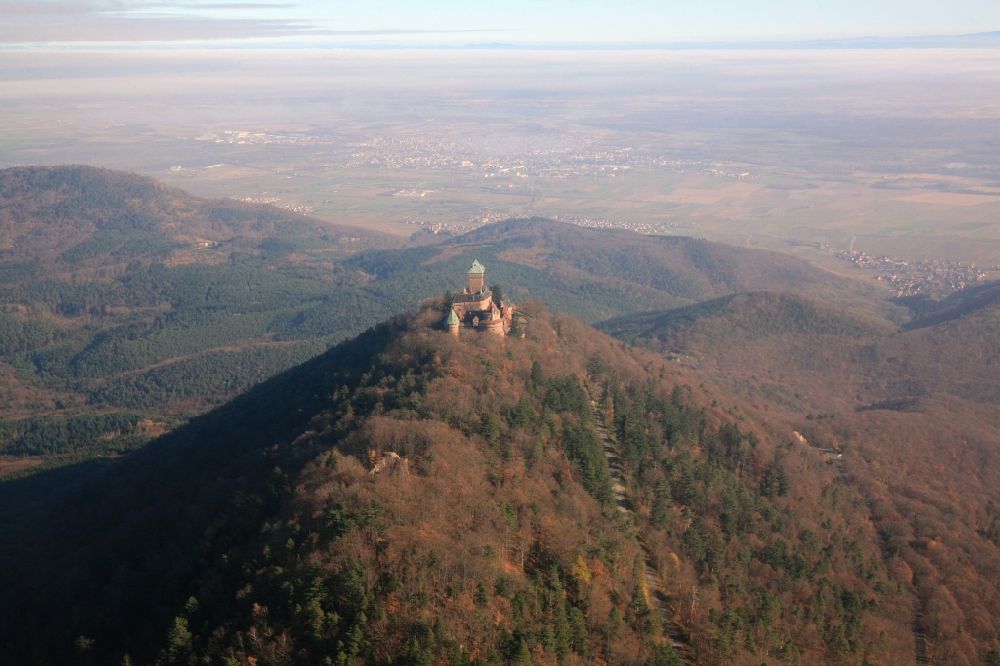 Orschwiller von oben - Burganlage der Veste Hochkönigsburg in Orschwiller in Frankreich