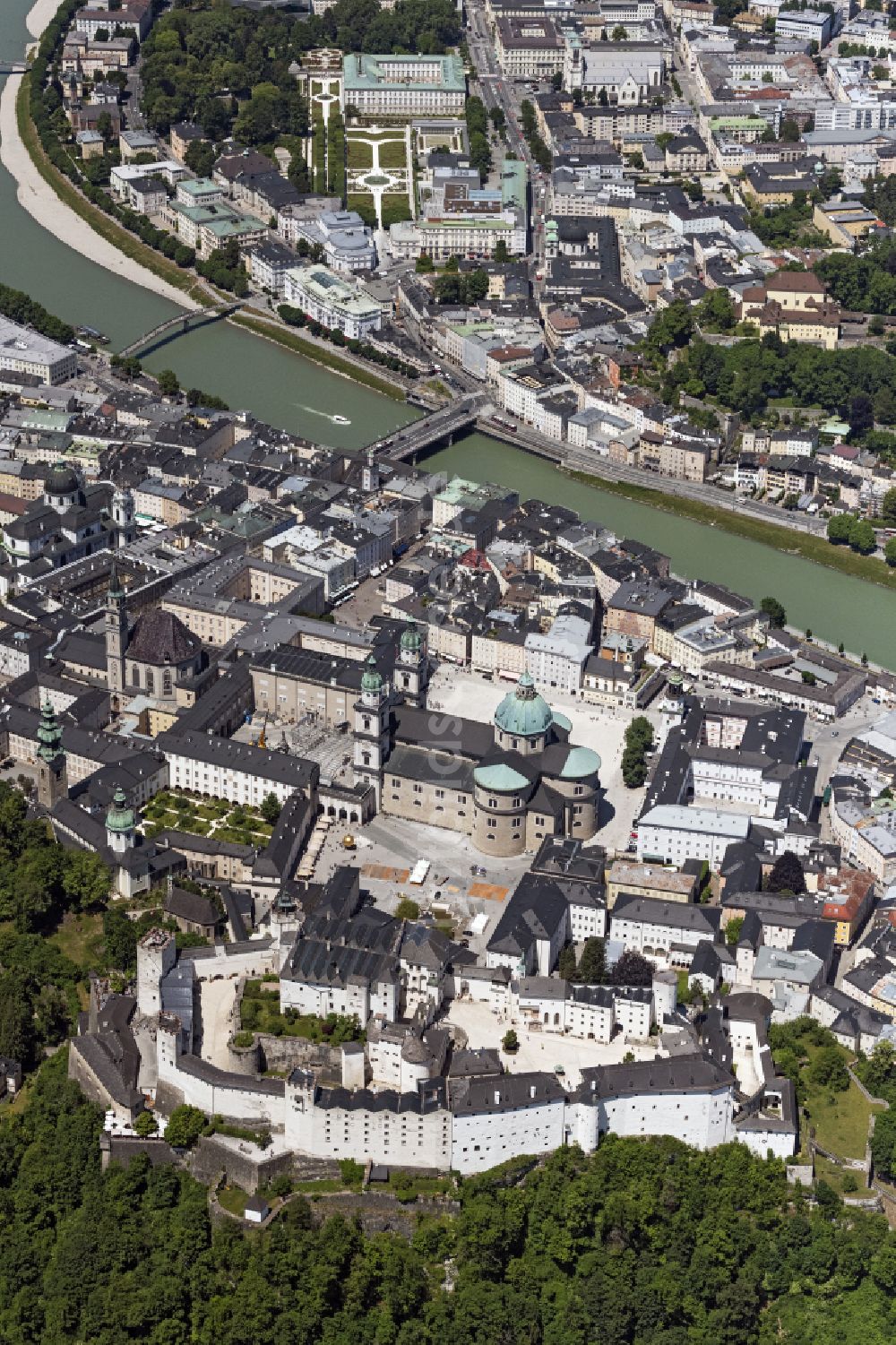 Luftaufnahme Salzburg - Burganlage der Veste Hohensalzburg mit Blick auf die Altstadt in Salzburg in Österreich