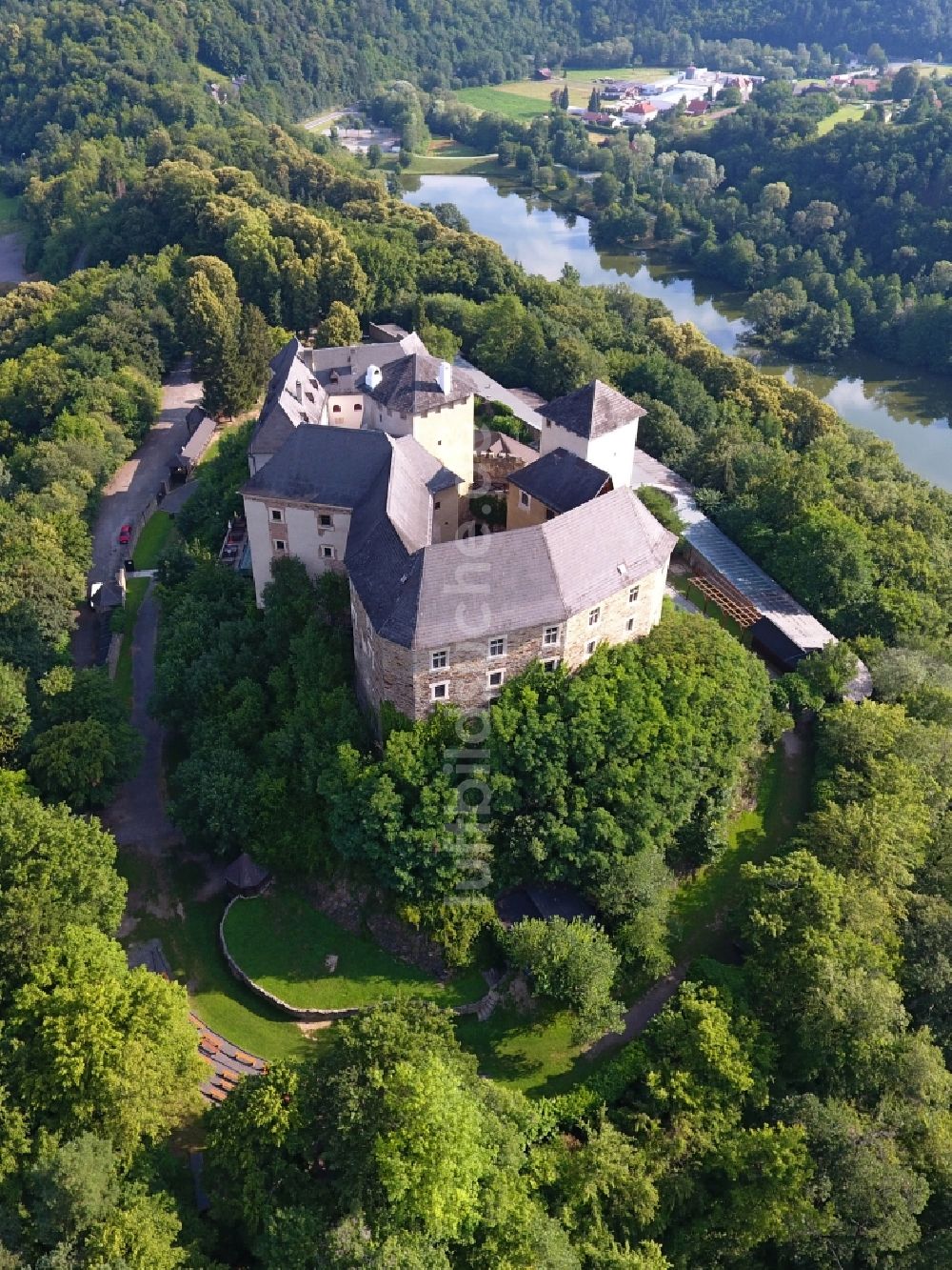 Luftaufnahme Lockenhaus - Burganlage der Veste und Hotel in Lockenhaus in Burgenland, Österreich