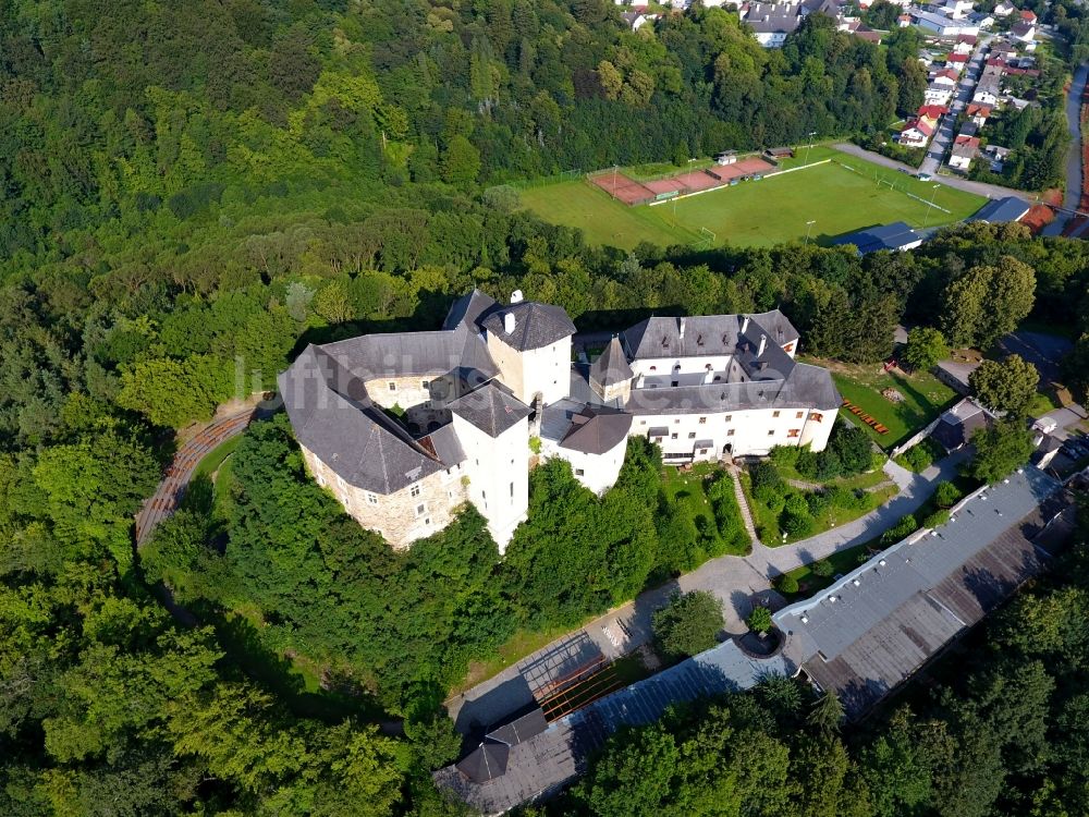 Lockenhaus von oben - Burganlage der Veste und Hotel in Lockenhaus in Burgenland, Österreich