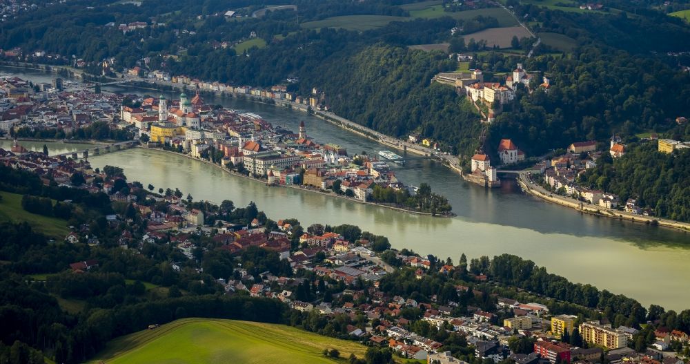 Passau aus der Vogelperspektive: Burganlage der Veste Oberhaus in Passau im Bundesland Bayern