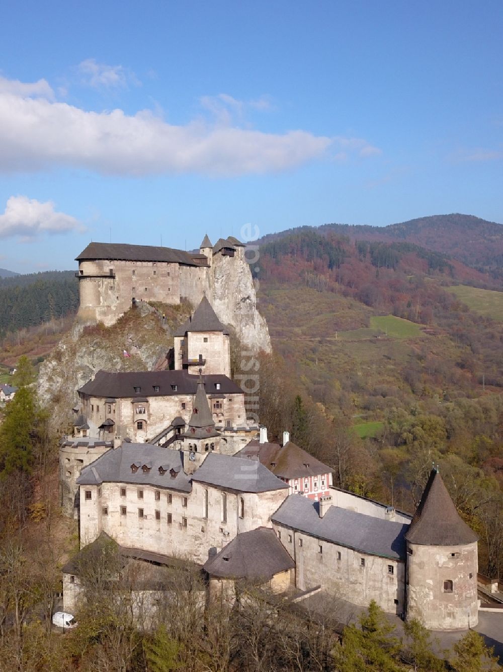 Luftaufnahme Oravsky Podzamok - Burganlage der Veste in Oravsky Podzamok in Zilinsky kraj, Slowakei