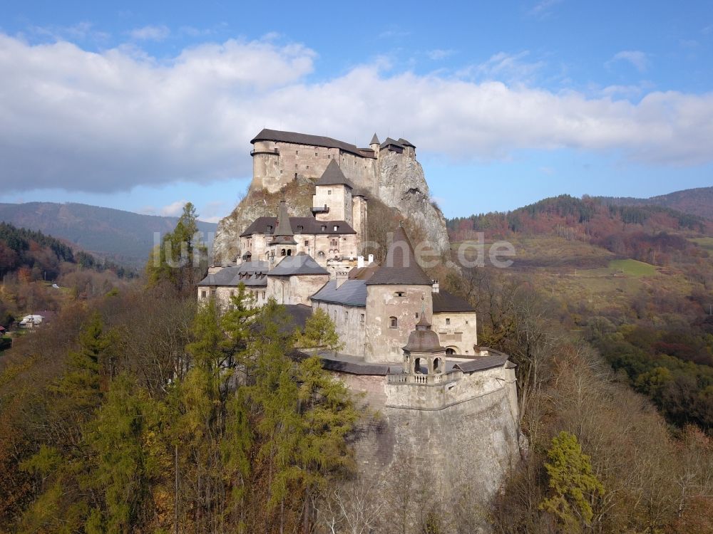 Oravsky Podzamok von oben - Burganlage der Veste in Oravsky Podzamok in Zilinsky kraj, Slowakei