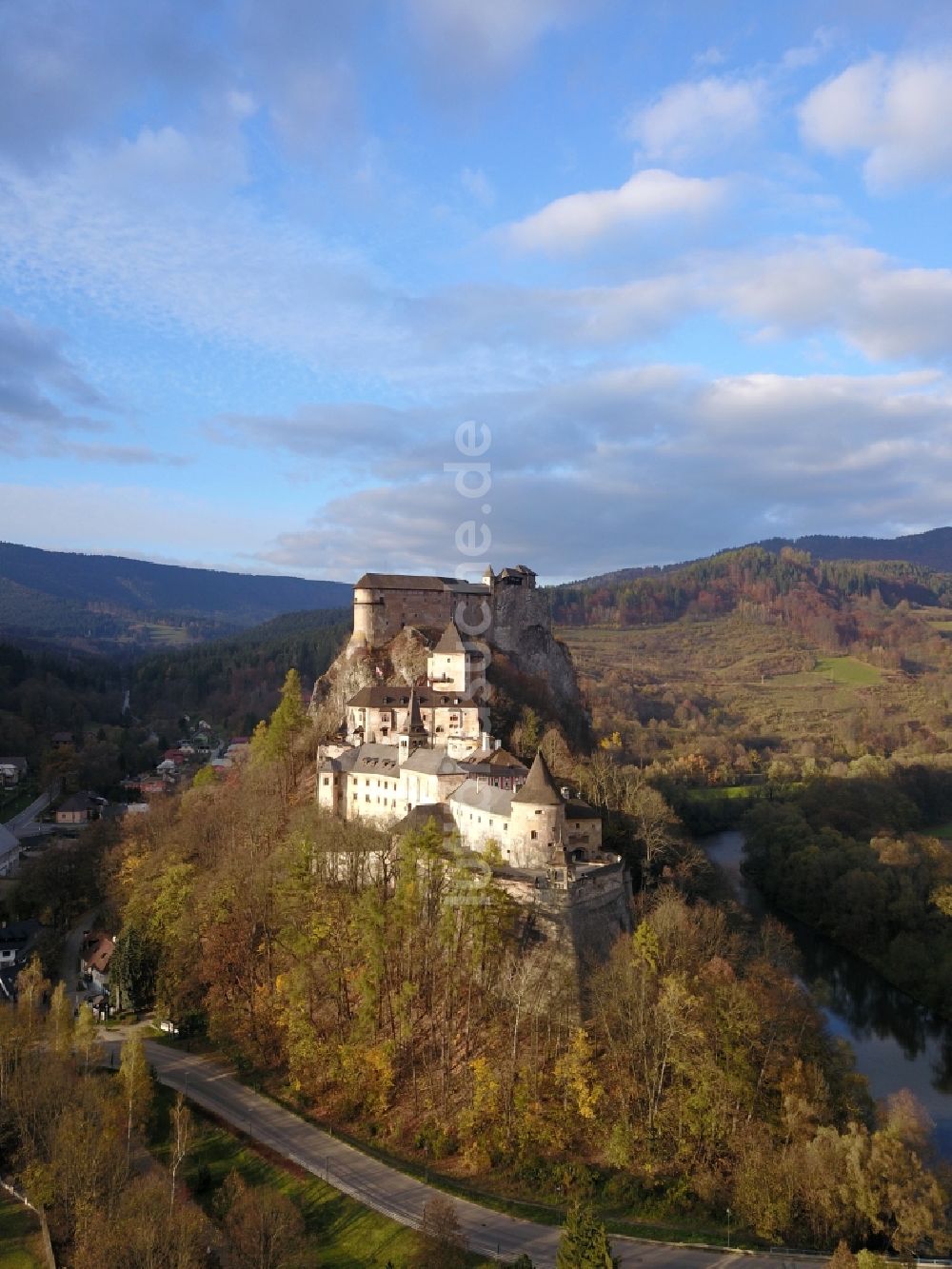 Oravsky Podzamok aus der Vogelperspektive: Burganlage der Veste in Oravsky Podzamok in Zilinsky kraj, Slowakei