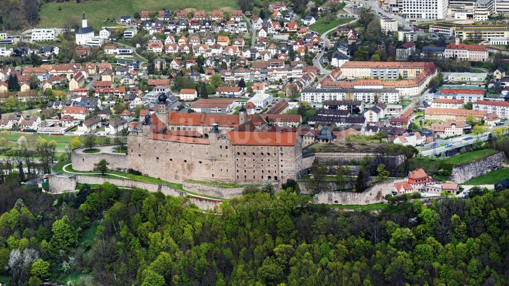 Kulmbach von oben - Burganlage der Veste Plassenburg und Altstadt von Kulmbach in Kulmbach im Bundesland Bayern, Deutschland