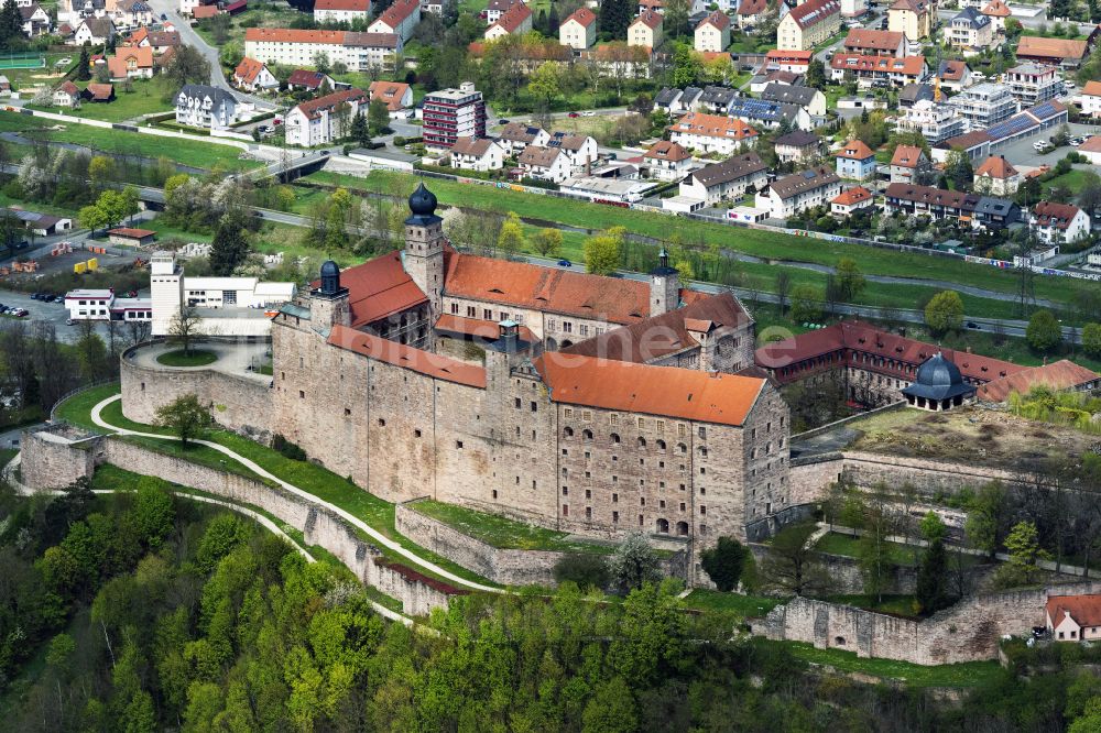 Kulmbach aus der Vogelperspektive: Burganlage der Veste Plassenburg und Altstadt von Kulmbach in Kulmbach im Bundesland Bayern, Deutschland