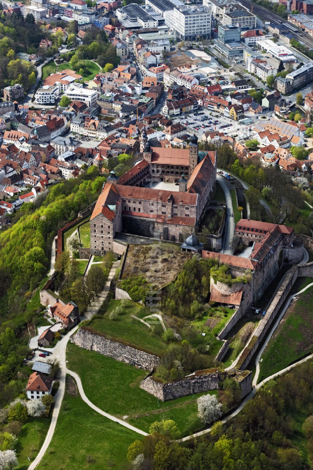 Luftbild Kulmbach - Burganlage der Veste Plassenburg und Altstadt von Kulmbach in Kulmbach im Bundesland Bayern, Deutschland