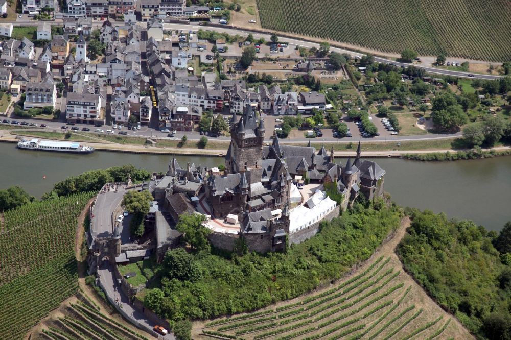 Cochem aus der Vogelperspektive: Burganlage der Veste Reichsburg Cochem in Cochem im Bundesland Rheinland-Pfalz, Deutschland
