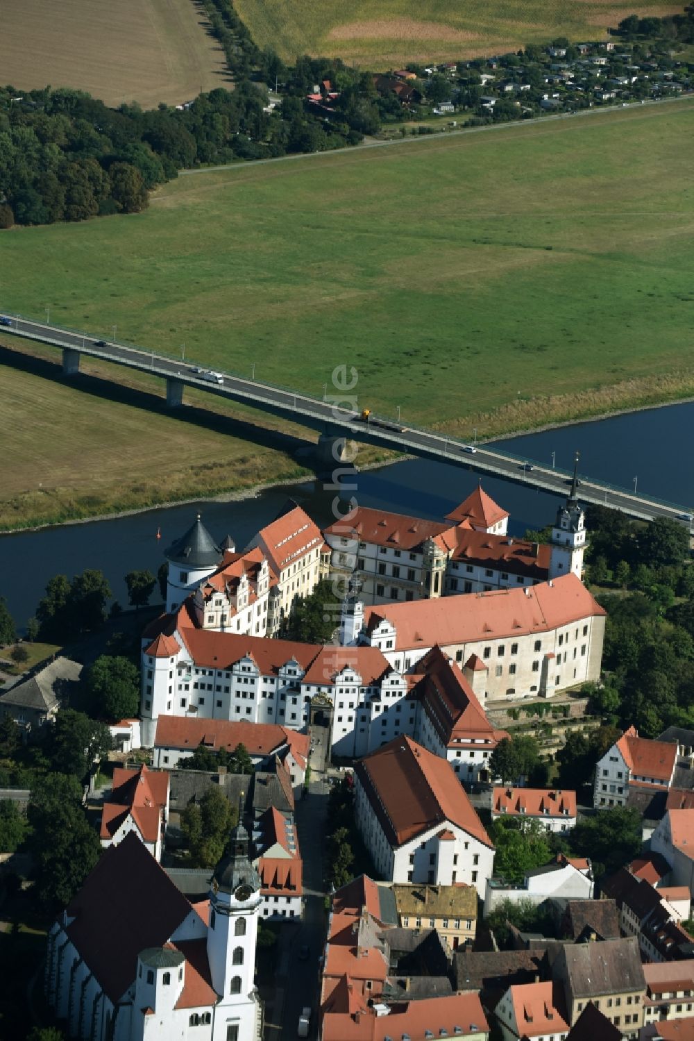 Torgau von oben - Burganlage der Veste Schloß und Schlosskirche Hartenfels in Torgau im Bundesland Sachsen