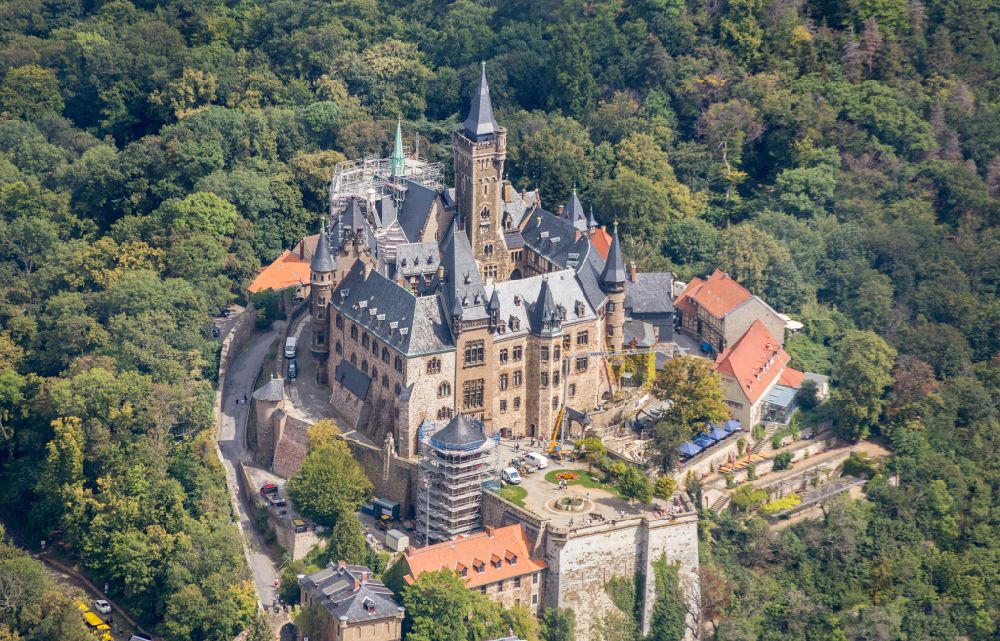 Wernigerode von oben - Burganlage der Veste - Schloss Wernigerode in Wernigerode im Bundesland Sachsen-Anhalt, Deutschland