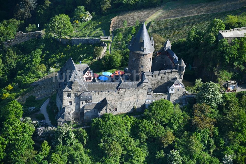 Bacharach von oben - Burganlage der Veste Stahleck in Bacharach im Bundesland Rheinland-Pfalz, Deutschland