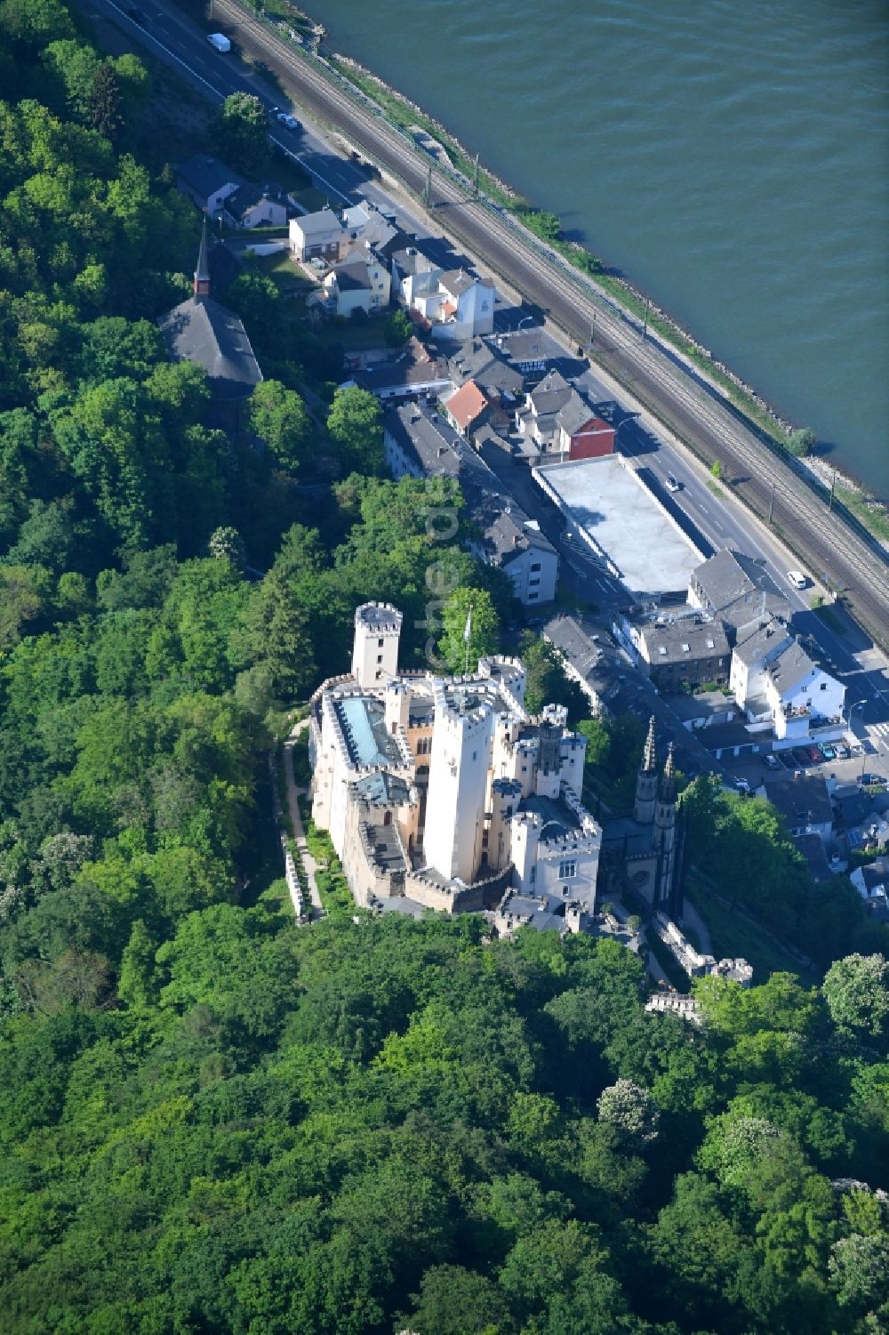 Koblenz von oben - Burganlage der Veste Stolzenfels am Schlossweg in Koblenz im Bundesland Rheinland-Pfalz, Deutschland