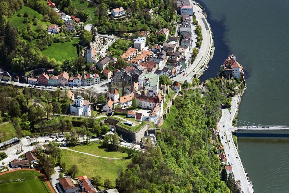 Passau von oben - Burganlage der Veste Veste Oberhaus in Passau im Bundesland Bayern, Deutschland