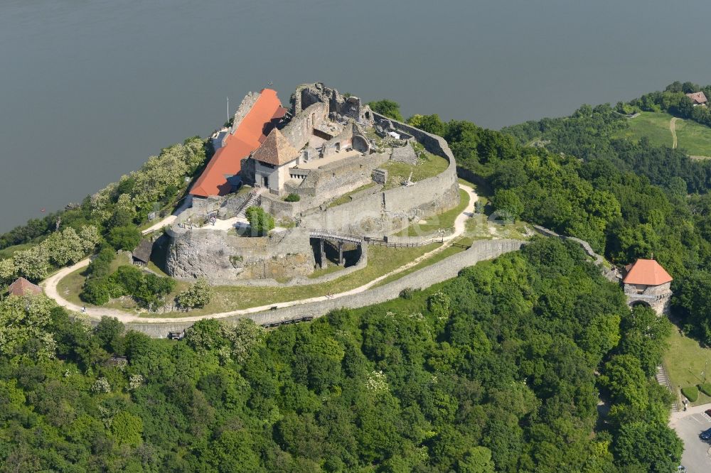 Visegrad von oben - Burganlage der Veste in Visegrad in Komitat Pest, Ungarn