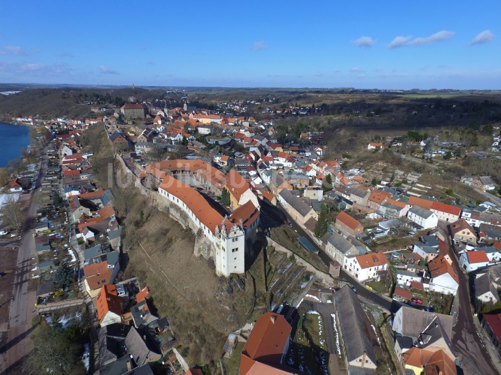 Wettin von oben - Burganlage der Veste in Wettin im Bundesland Sachsen-Anhalt, Deutschland