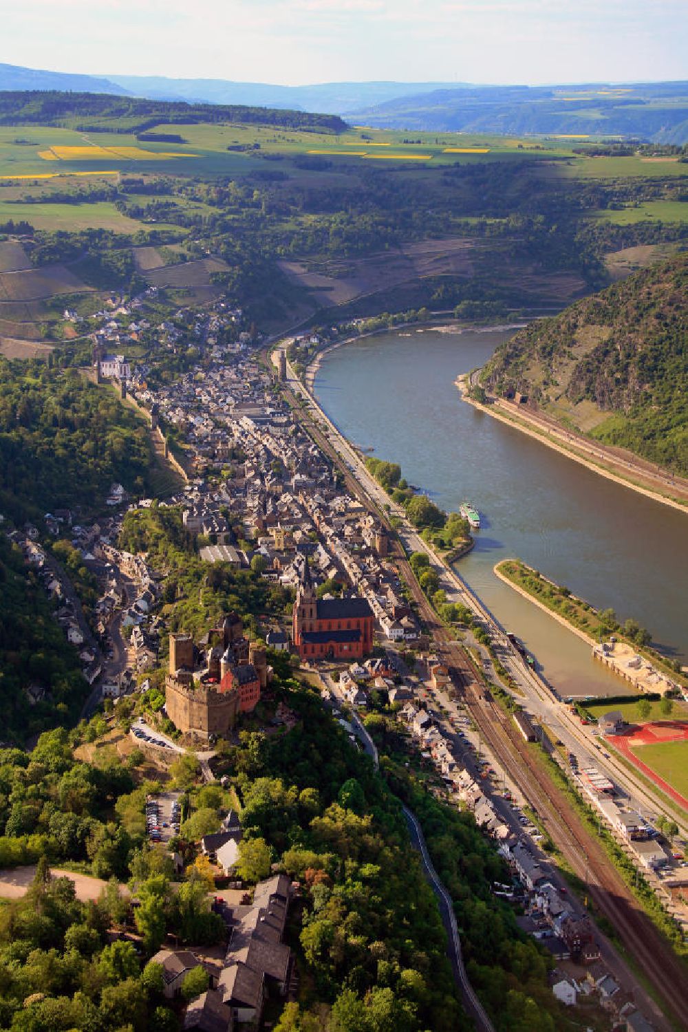 Luftaufnahme Oberwesel - Burghotel Auf Schoenburg an der Rheinuferstrasse im Rheintal in Oberwesel