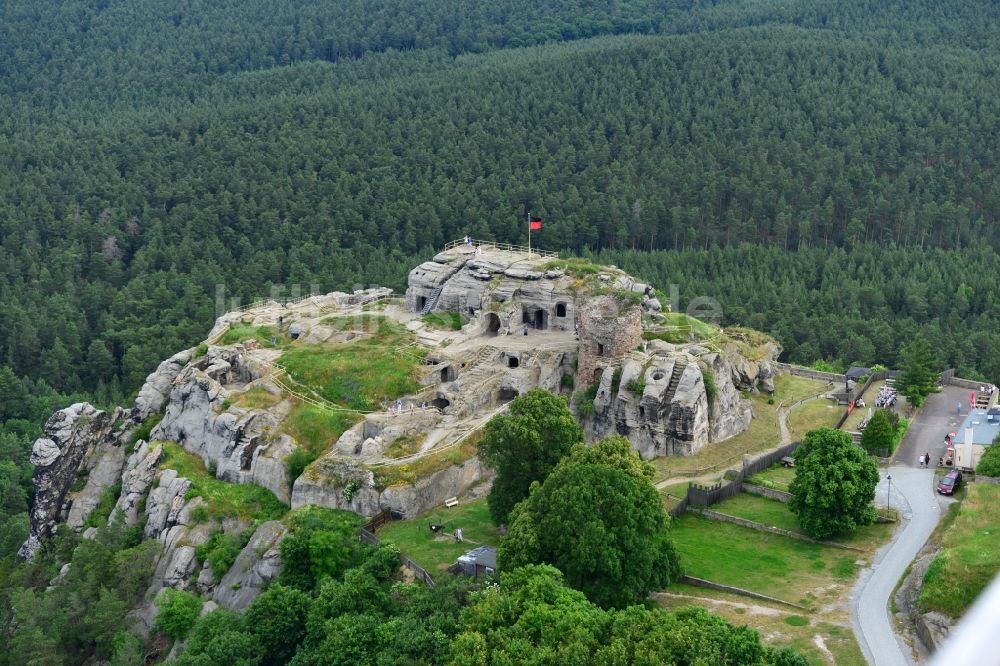 Luftaufnahme Blankenburg - Burgruine der Burg Regenstein an einem in Fels gehauenen Bergfried bei Blankenburg im Bundesland Sachsen-Anhalt