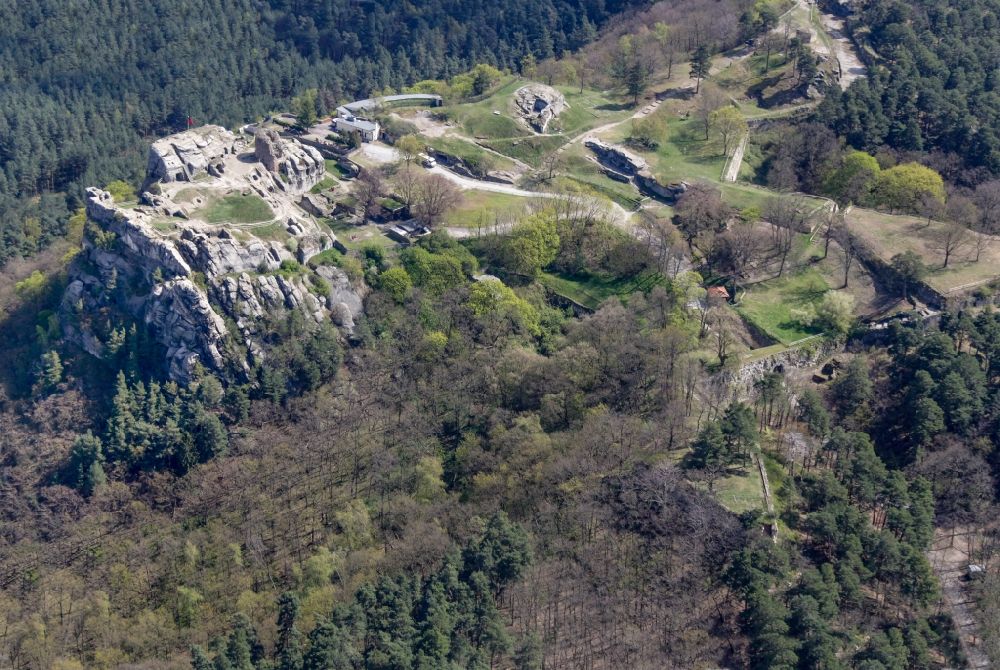Luftaufnahme Blankenburg (Harz) - Burgruine der Burg Regenstein an einem in Fels gehauenen Bergfried bei Blankenburg im Bundesland Sachsen-Anhalt