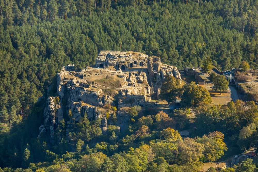 Blankenburg (Harz) von oben - Burgruine der Burg Regenstein an einem in Fels gehauenen Bergfried bei Blankenburg im Bundesland Sachsen-Anhalt