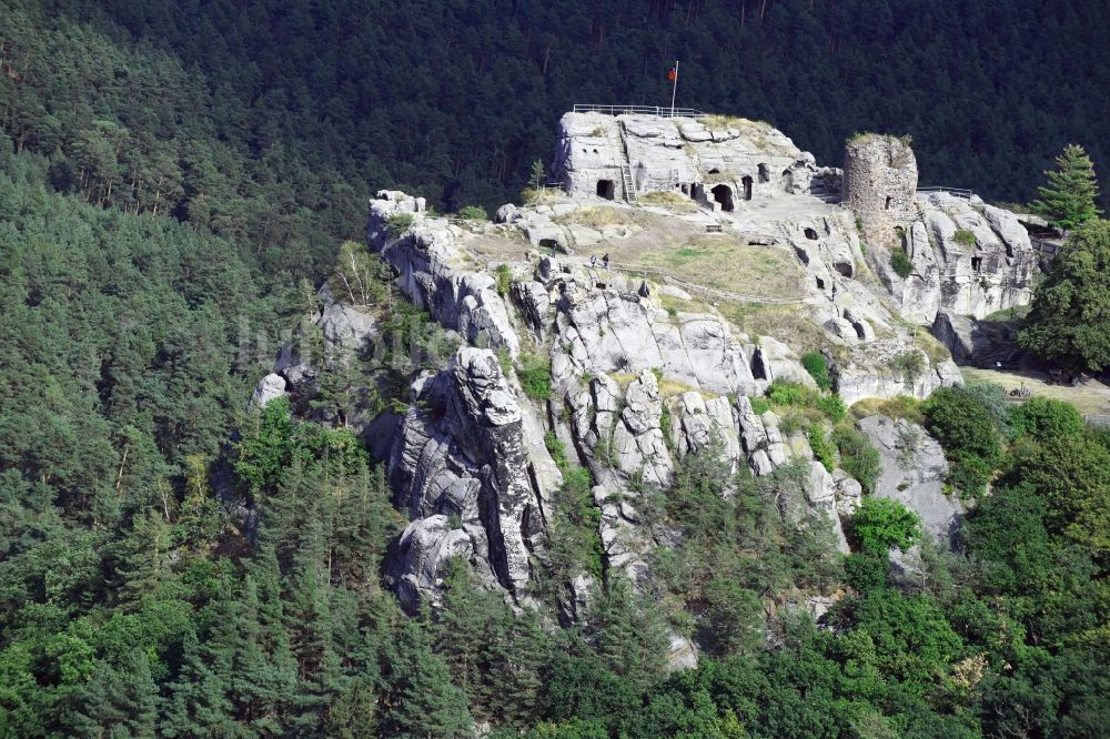Blankenburg (Harz) aus der Vogelperspektive: Burgruine der Burg Regenstein an einem in Fels gehauenen Bergfried bei Blankenburg im Bundesland Sachsen-Anhalt