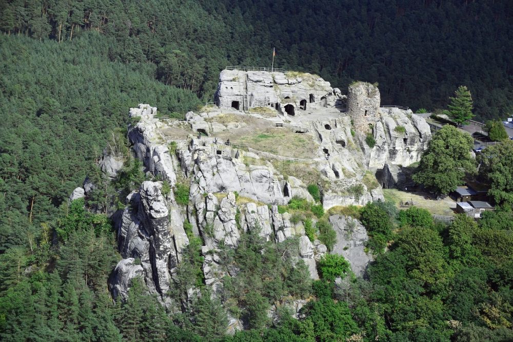 Luftbild Blankenburg (Harz) - Burgruine der Burg Regenstein an einem in Fels gehauenen Bergfried bei Blankenburg im Bundesland Sachsen-Anhalt