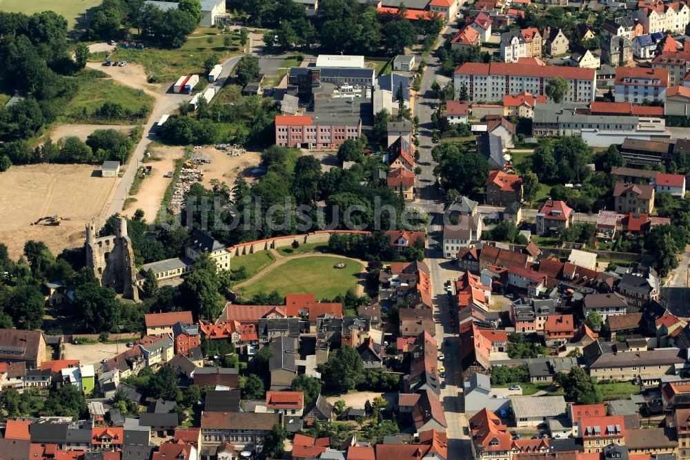 Luftbild Saalfeld/Saale - Burgruine Hoher Schwarm in der Altstadt von Saalfeld im Bundesland Thüringen