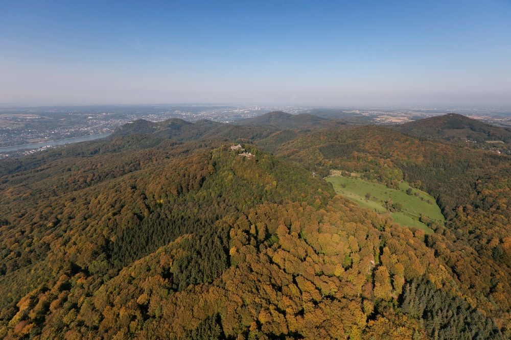 Luftbild Bad Honnef - Burgruine am Löwenburger Hof Waldhotel im herbstlichen Siebengebirge bei Bad Honnef im Bundesland Nordrhein-Westfalen