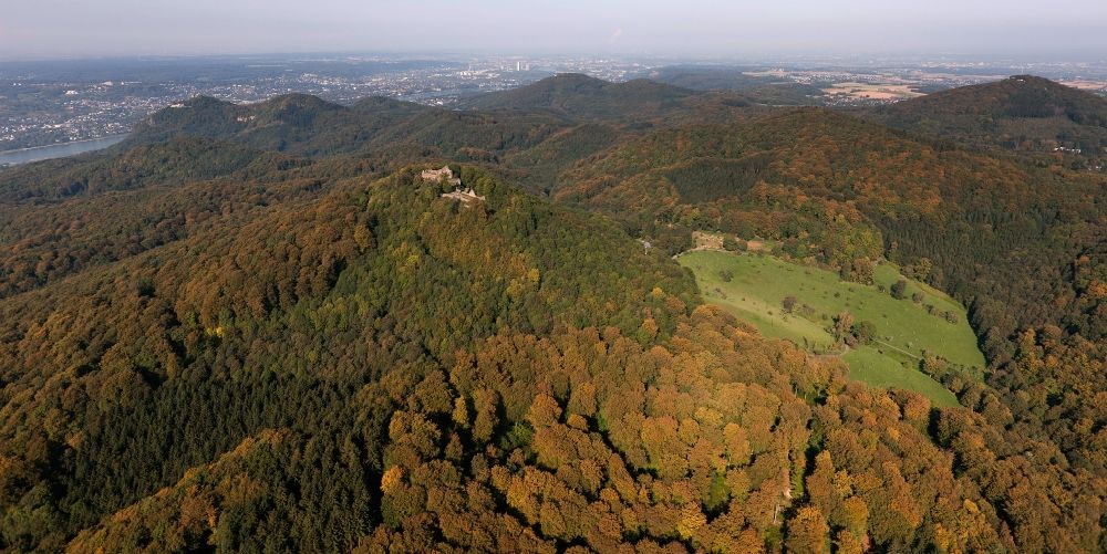 Luftaufnahme Bad Honnef - Burgruine am Löwenburger Hof Waldhotel im herbstlichen Siebengebirge bei Bad Honnef im Bundesland Nordrhein-Westfalen
