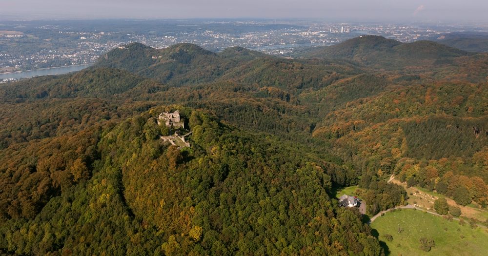 Luftbild Bad Honnef - Burgruine am Löwenburger Hof Waldhotel im herbstlichen Siebengebirge bei Bad Honnef im Bundesland Nordrhein-Westfalen