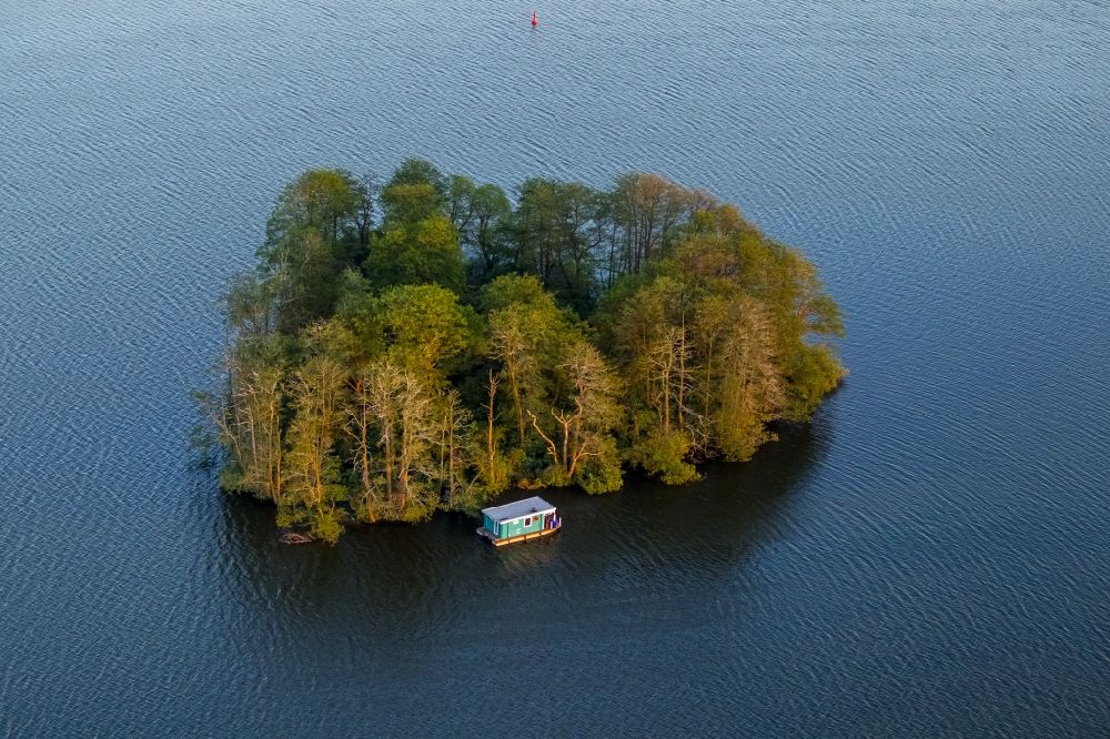 Luftaufnahme Vipperow - Burgwall- Insel im See Kleine Müritz bei Vipperow im Bundesland Mecklenburg-Vorpommern