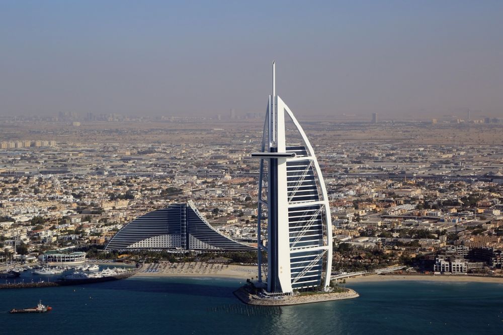 Luftaufnahme Dubai - Burj Al Arab und Jumeirah Beach Hotel in Dubai in Vereinigte Arabische Emirate