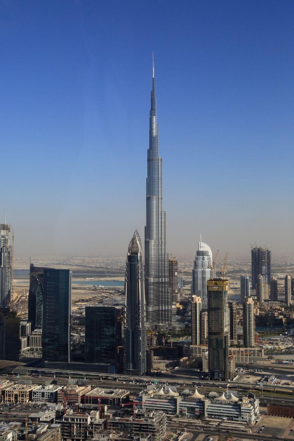 Dubai von oben - Burj Khalifa und Hochhäuser in Dubai in Vereinigte Arabische Emirate