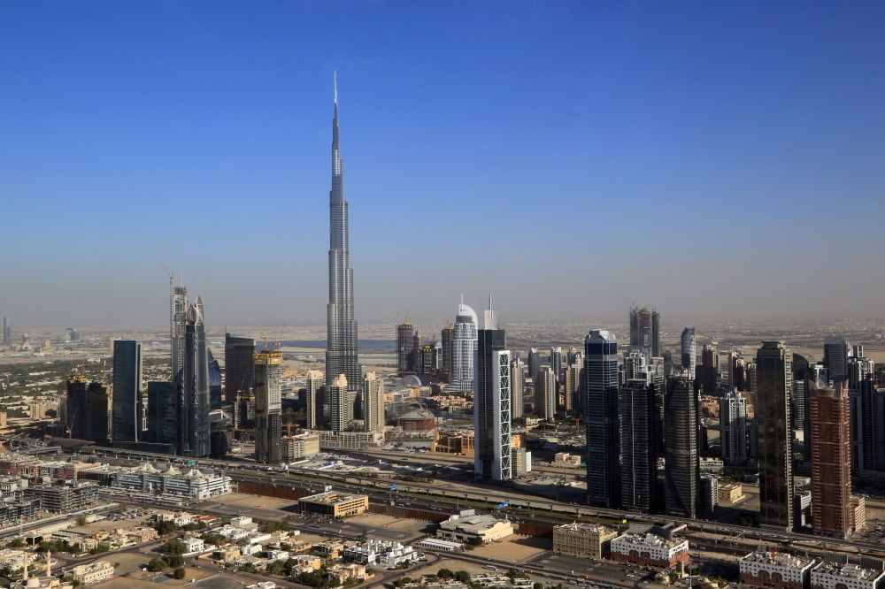 Dubai von oben - Burj Khalifa und Hochhäuser in Dubai in Vereinigte Arabische Emirate
