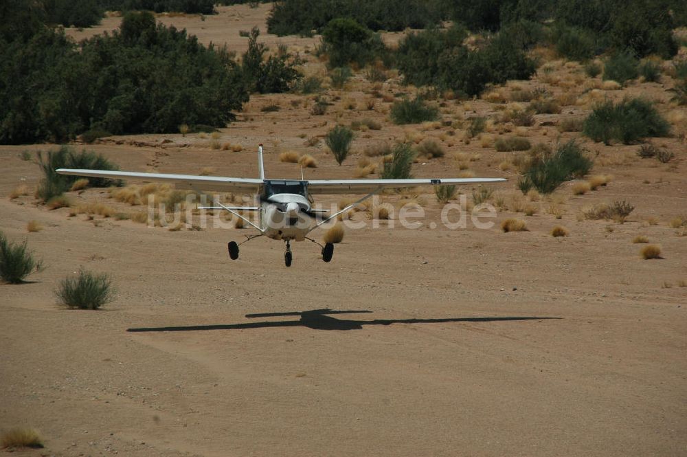 Sandfontein von oben - Buschflugzeug Cessna 182 - Cessna 182 bush plane