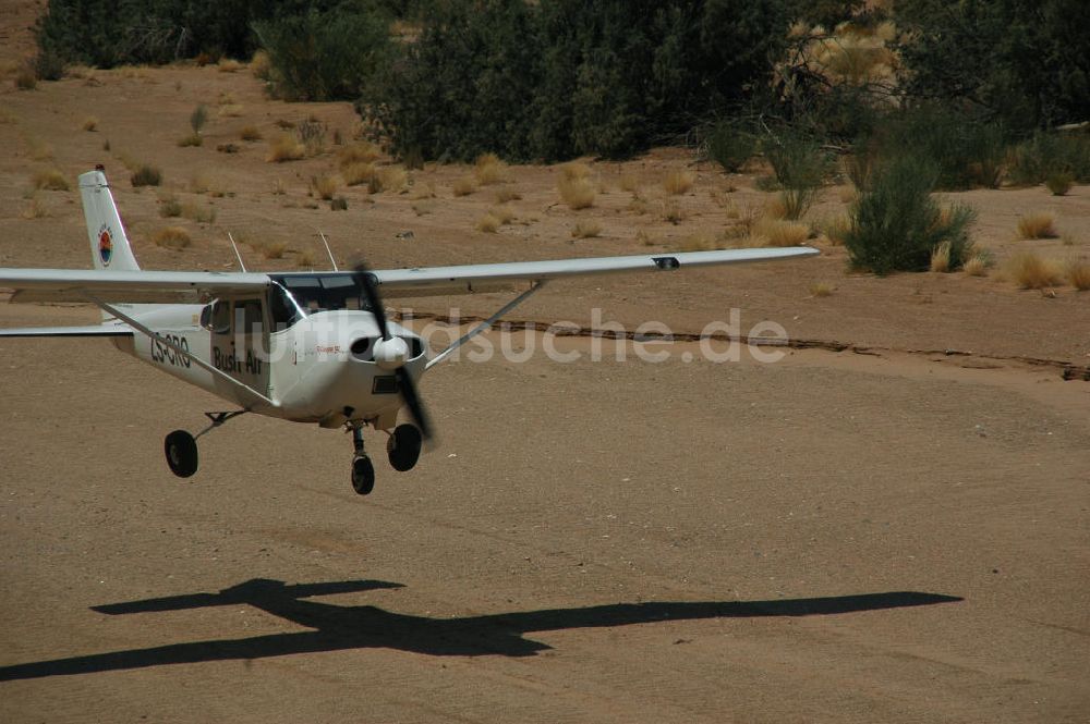 Sandfontein aus der Vogelperspektive: Buschflugzeug Cessna 182 - Cessna 182 bush plane