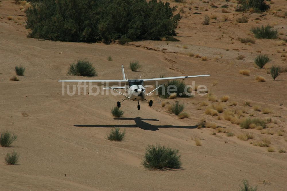 Luftaufnahme Sandfontein - Buschflugzeug Cessna 182 - Cessna 182 bush plane